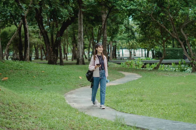 Earbuds In or Ears Open? How Oxford Walkers Are Rethinking the Soundtrack to Their Stride